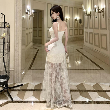 Pántos ruha csipke-összevarrással és gyöngylánccal a derekán, V-nyakú, ujjatlan, elasztikus poliészter anyag