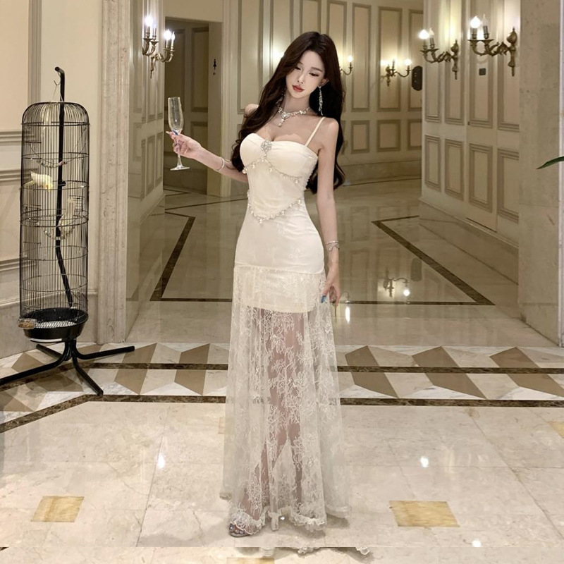 Pántos ruha csipke-összevarrással és gyöngylánccal a derekán, V-nyakú, ujjatlan, elasztikus poliészter anyag