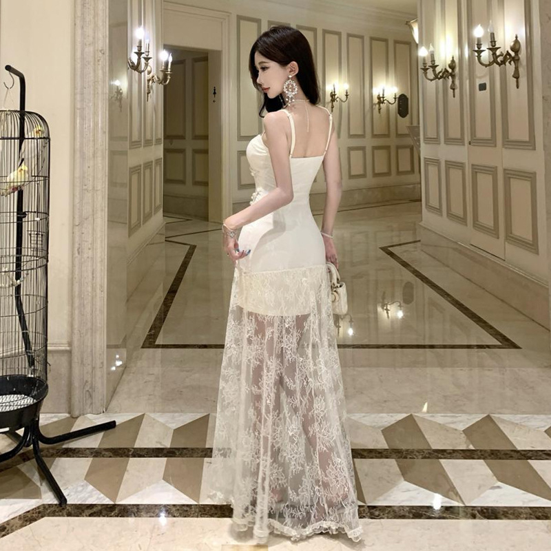 Pántos ruha csipke-összevarrással és gyöngylánccal a derekán, V-nyakú, ujjatlan, elasztikus poliészter anyag