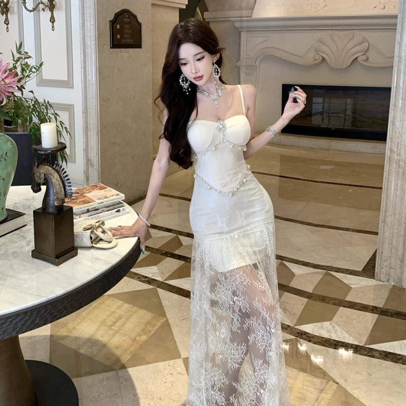 Pántos ruha csipke-összevarrással és gyöngylánccal a derekán, V-nyakú, ujjatlan, elasztikus poliészter anyag