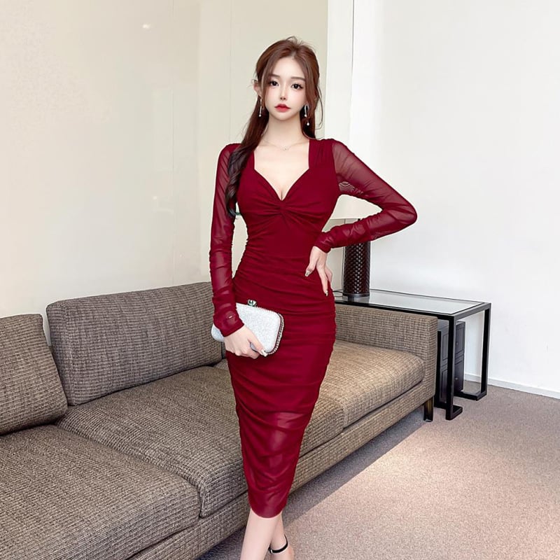 Ruha – elasztikus poliészter anyagból, V-nyakú, magas derekú, hosszú ujjú, hosszú szoknya