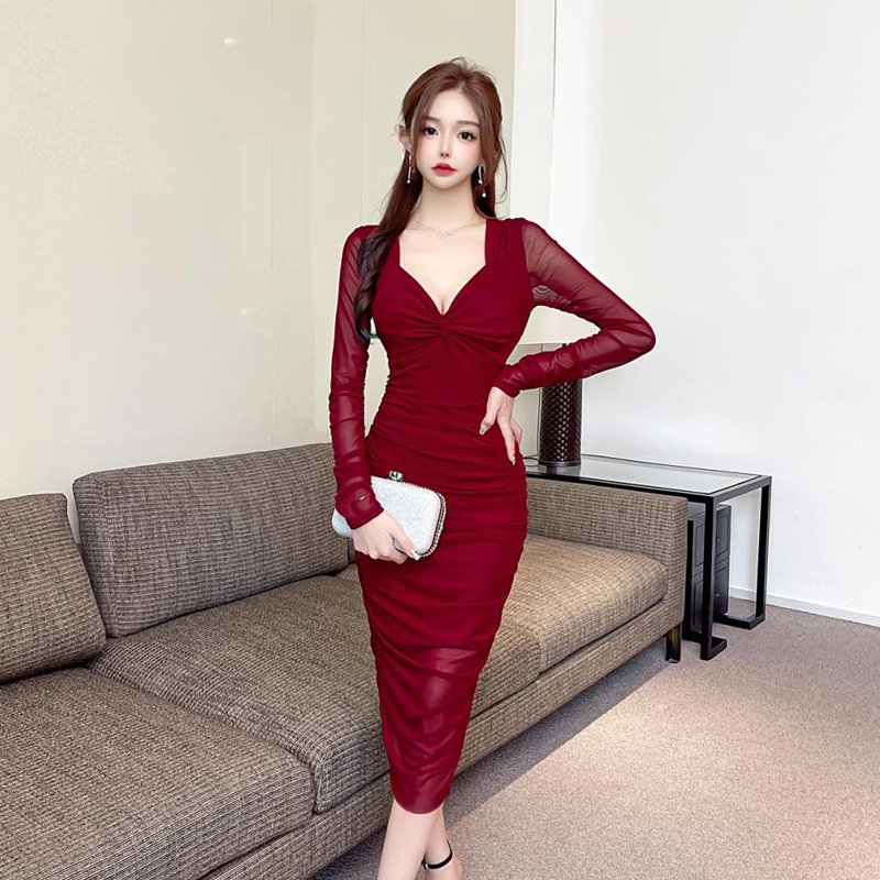 Ruha – elasztikus poliészter anyagból, V-nyakú, magas derekú, hosszú ujjú, hosszú szoknya