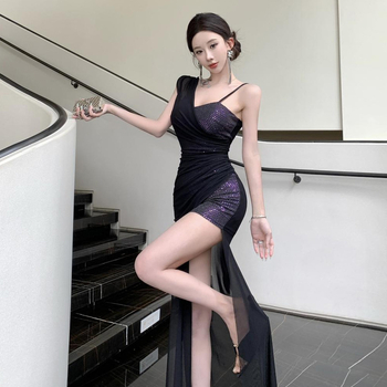 Egyrészes estélyi ruha egy vállon, flitterrel és hálóval, mintázat-splice, rugalmas poliészter anyag, V-nyakú, ujjatlan, magas derék, hosszú siluett, kód 6031