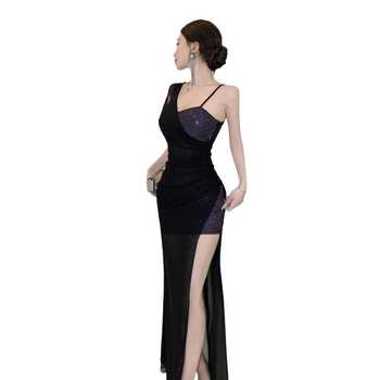 Egyrészes estélyi ruha egy vállon, flitterrel és hálóval, mintázat-splice, rugalmas poliészter anyag, V-nyakú, ujjatlan, magas derék, hosszú siluett, kód 6031