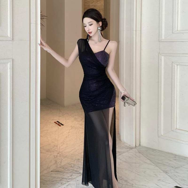 Egyrészes estélyi ruha egy vállon, flitterrel és hálóval, mintázat-splice, rugalmas poliészter anyag, V-nyakú, ujjatlan, magas derék, hosszú siluett, kód 6031