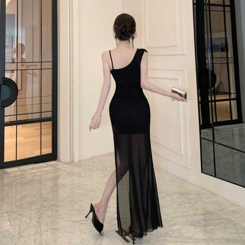 Egyrészes estélyi ruha egy vállon, flitterrel és hálóval, mintázat-splice, rugalmas poliészter anyag, V-nyakú, ujjatlan, magas derék, hosszú siluett, kód 6031