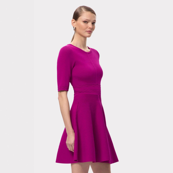 Kötött anyag, egyszínű, magas derék, kerek nyakú, rövid ujjú, esernyő A-vonalú ruha