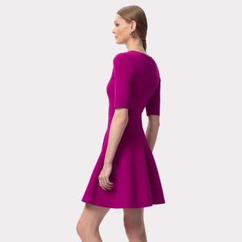 Kötött anyag, egyszínű, magas derék, kerek nyakú, rövid ujjú, esernyő A-vonalú ruha