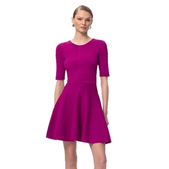 Kötött anyag, egyszínű, magas derék, kerek nyakú, rövid ujjú, esernyő A-vonalú ruha