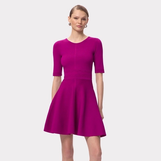 Kötött anyag, egyszínű, magas derék, kerek nyakú, rövid ujjú, esernyő A-vonalú ruha