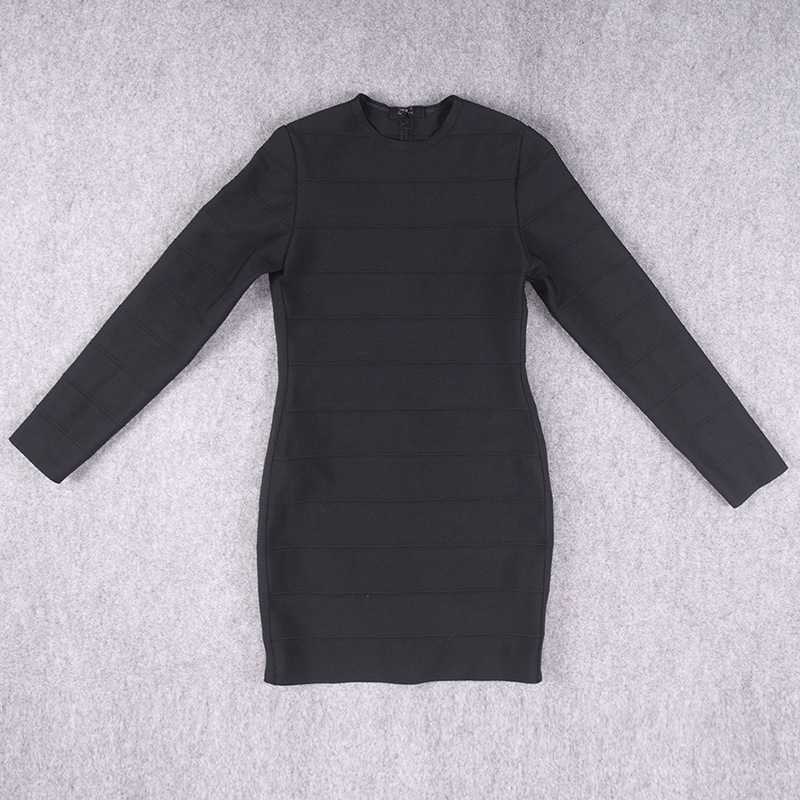 Kötött anyagú ruha kerek nyakkal, hosszú ujjú, ceruzasziluett.