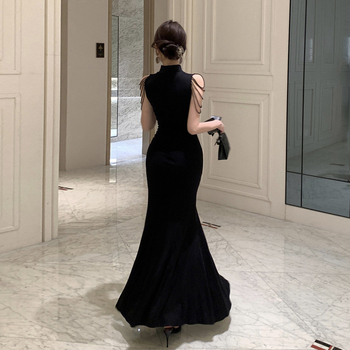 Bojtokkal és kivágásokkal ellátott estélyi ruha, mély V-nyakú, uszályos fazon, ujjatlan, rugalmas poliészter