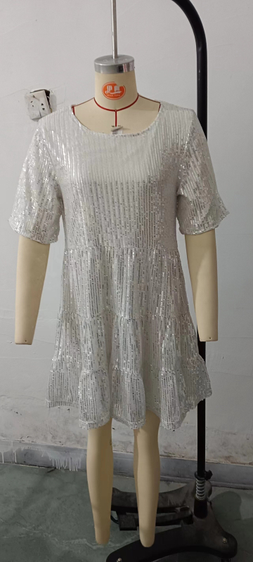 Flitteres ruha, poliészter, A‑vonal, kerek nyak, magas derekú