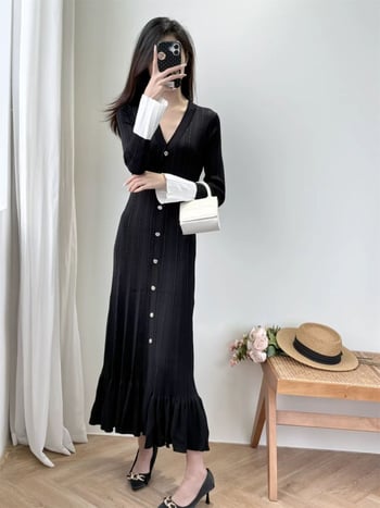 Kötött ruha V-nyakkal, harang ujjú, hosszú sellő fazonú szoknyával, magas derékkal