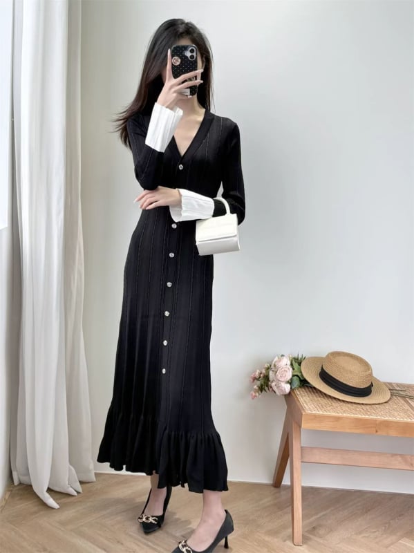 Kötött ruha V-nyakkal, harang ujjú, hosszú sellő fazonú szoknyával, magas derékkal