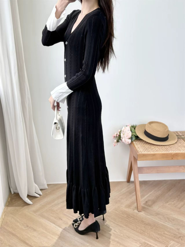 Kötött ruha V-nyakkal, harang ujjú, hosszú sellő fazonú szoknyával, magas derékkal