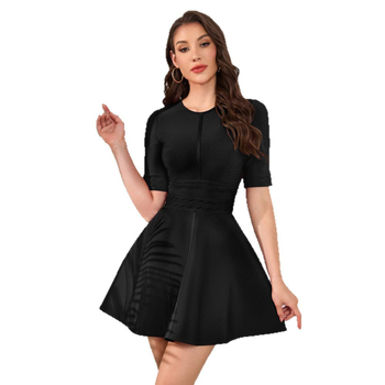 Rövid ujjú ruha kerek nyakkal, deréktáji bandázs, karcsúsító hatás és csipke díszítéssel, esernyő sziluettű fazon