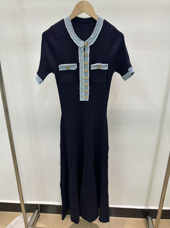 Hosszú A-vonalú ruha kerek nyakkal, viszkóz anyagból