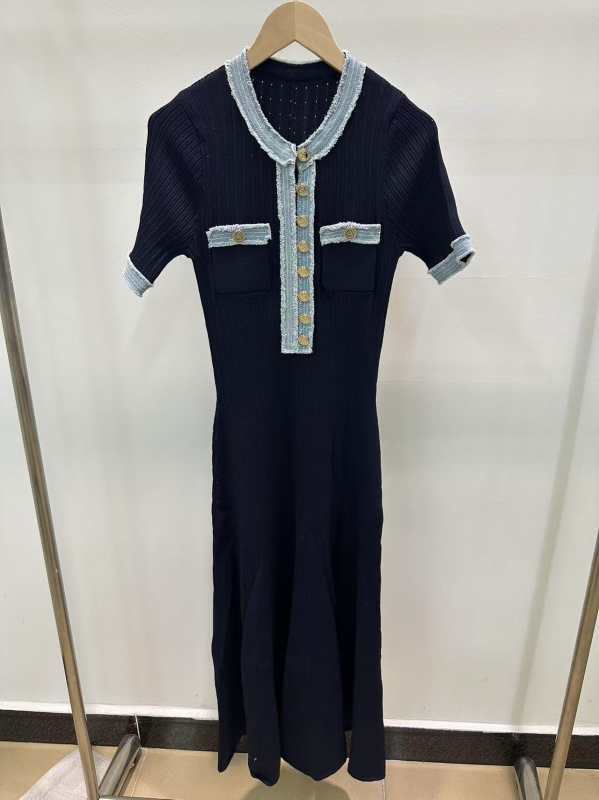 Hosszú A-vonalú ruha kerek nyakkal, viszkóz anyagból