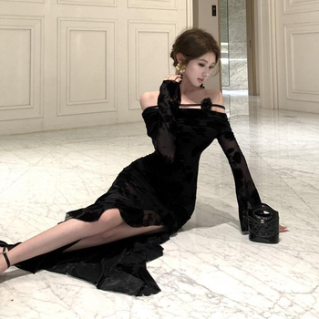 Egy vállon nyíló ruha, rugalmas poliészter anyagból, szabálytalan szoknya, karcsú sziluett