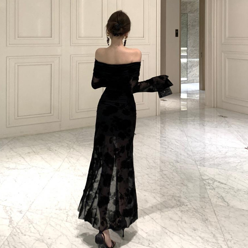 Egy vállon nyíló ruha, rugalmas poliészter anyagból, szabálytalan szoknya, karcsú sziluett