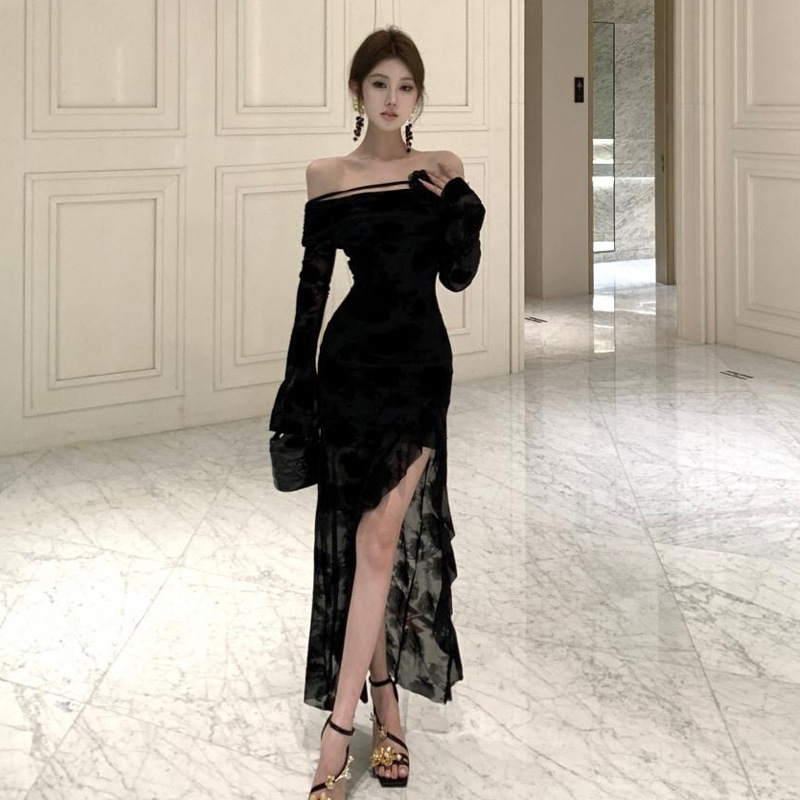 Egy vállon nyíló ruha, rugalmas poliészter anyagból, szabálytalan szoknya, karcsú sziluett