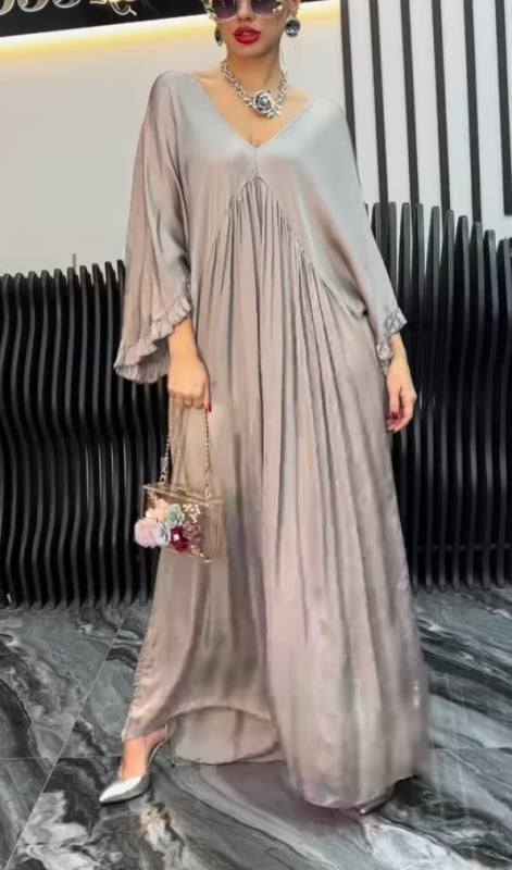 Saténové polyesterové šaty, jednofarebné, výstrih do V, rukávy s listovými volánmi, dlhé