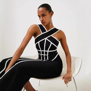 Geometriai mintás bandage ruha, halternyakú, hosszú, testhezálló kivitel, ujjak nélküli, elasztikus derék, midi hosszúságú, kötött anyag, poliészter-elasztán keverék, zip