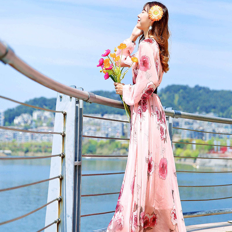 Chiffon ruha hosszú ujjú, virágos mintázat, V-nyak, lótuszleveles ujj, hosszú szoknya, pulóver-stílusú záródás; fő anyagok Lyocell (Tencel) és poliészter 95%+