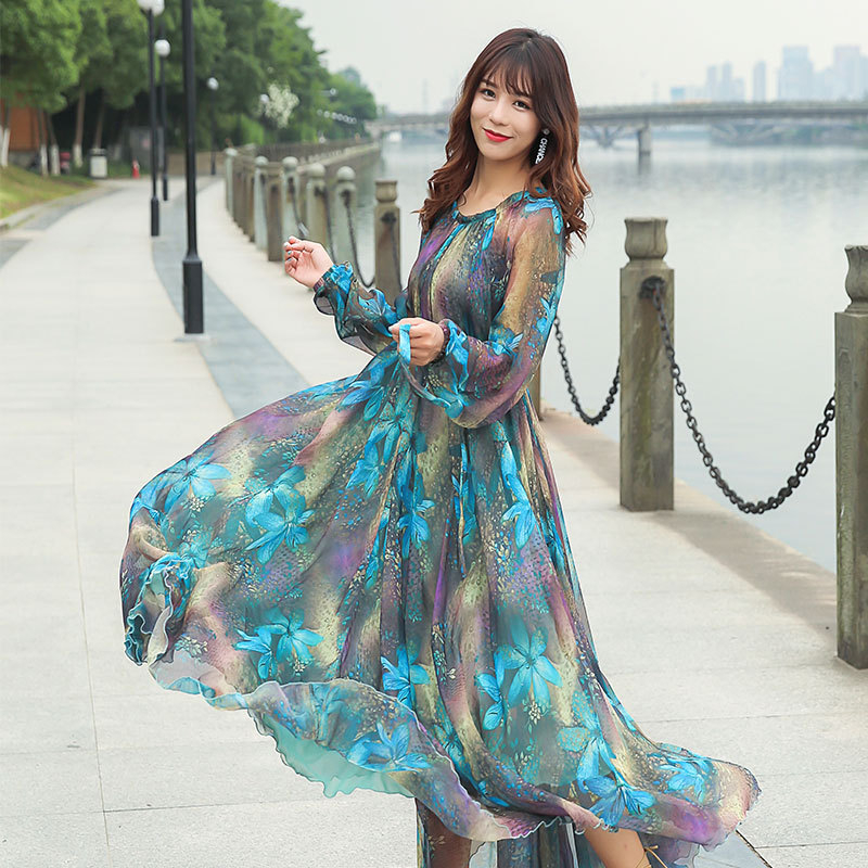 Chiffon ruha hosszú ujjú, virágos mintázat, V-nyak, lótuszleveles ujj, hosszú szoknya, pulóver-stílusú záródás; fő anyagok Lyocell (Tencel) és poliészter 95%+