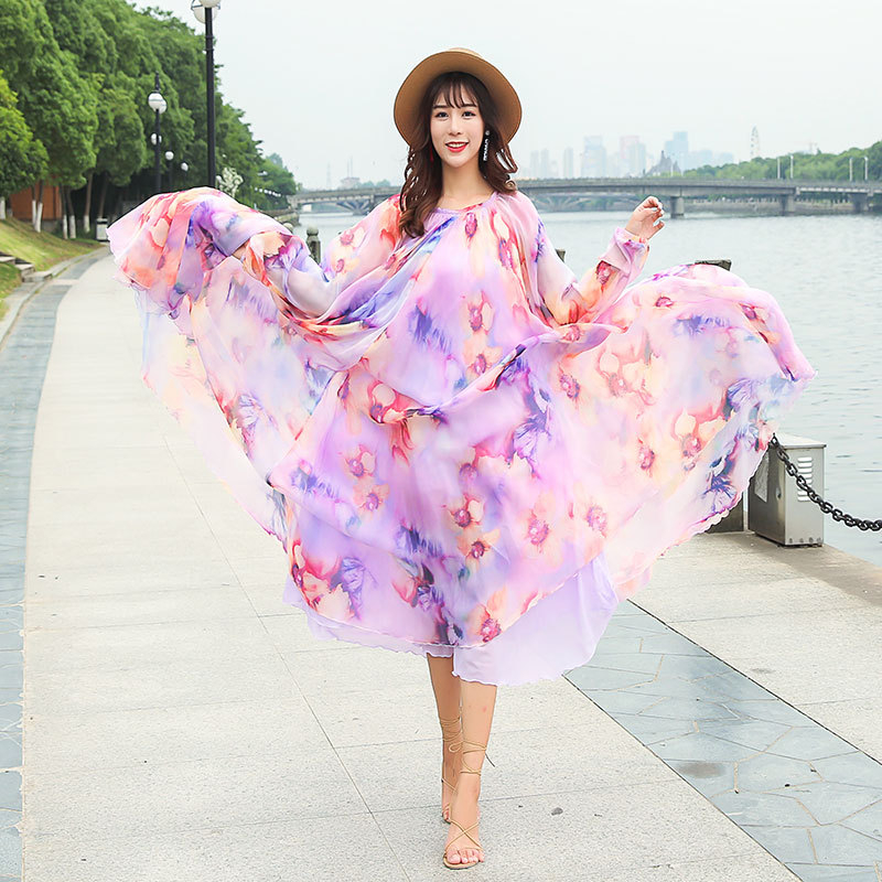 Chiffon ruha hosszú ujjú, virágos mintázat, V-nyak, lótuszleveles ujj, hosszú szoknya, pulóver-stílusú záródás; fő anyagok Lyocell (Tencel) és poliészter 95%+