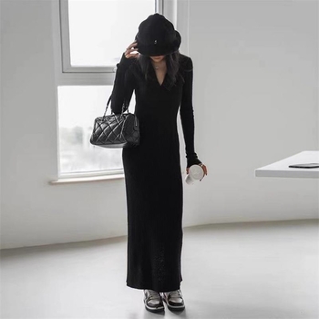 V-nyakú kötött ruha, hosszú ujjú, magas derekú, pullover-stílusú, core-spun fonalból (viskoza/ nylon)