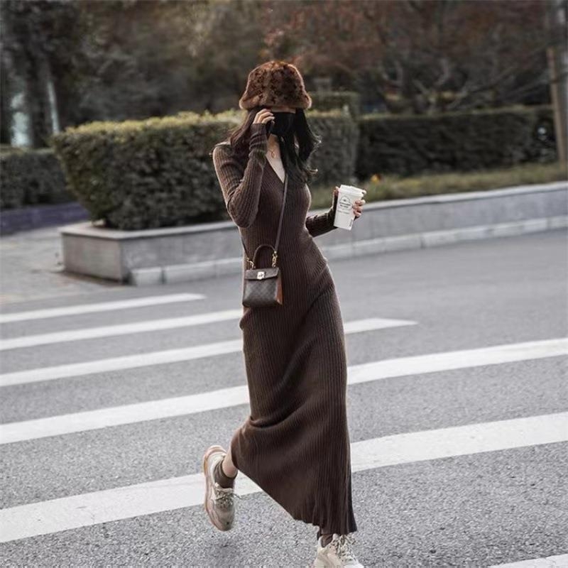 V-nyakú kötött ruha, hosszú ujjú, magas derekú, pullover-stílusú, core-spun fonalból (viskoza/ nylon)