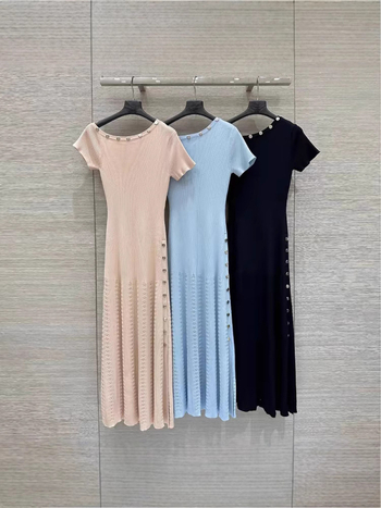 Viszkóz hosszú ruha, magas derék, A-vonalú szabás, ferde gallér csat részlettel, rövid ujjú, elegáns istennő-stílus