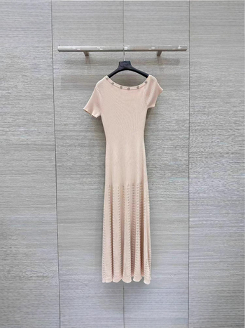 Viszkóz hosszú ruha, magas derék, A-vonalú szabás, ferde gallér csat részlettel, rövid ujjú, elegáns istennő-stílus