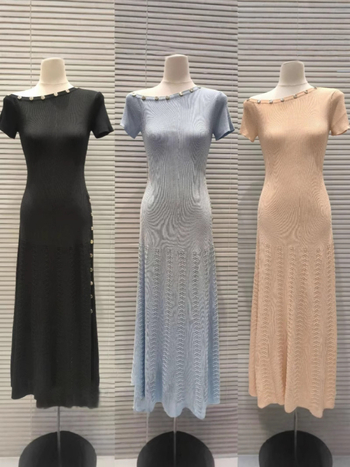 Viszkóz hosszú ruha, magas derék, A-vonalú szabás, ferde gallér csat részlettel, rövid ujjú, elegáns istennő-stílus