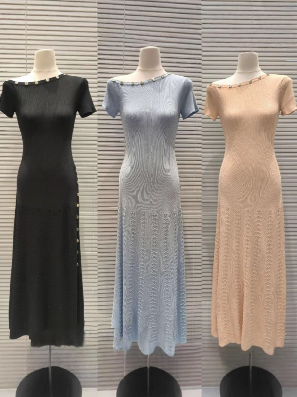 Viszkóz hosszú ruha, magas derék, A-vonalú szabás, ferde gallér csat részlettel, rövid ujjú, elegáns istennő-stílus