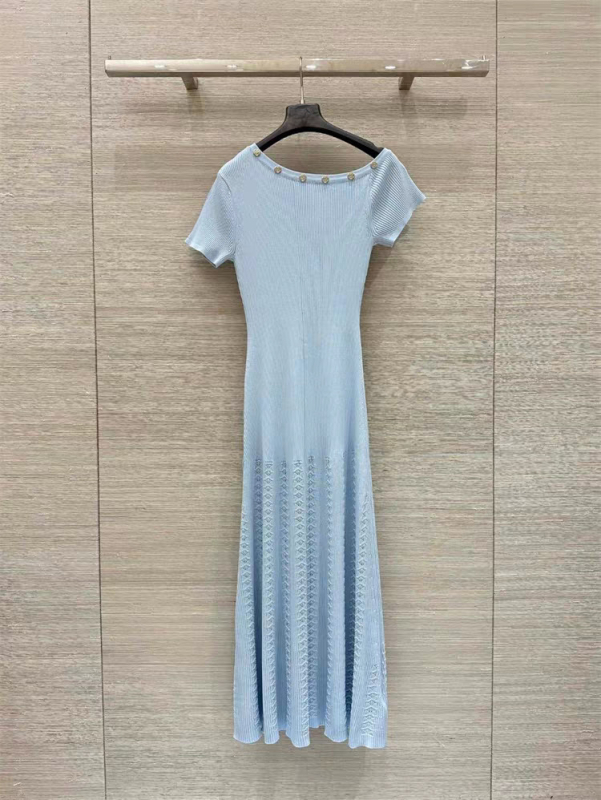 Viszkóz hosszú ruha, magas derék, A-vonalú szabás, ferde gallér csat részlettel, rövid ujjú, elegáns istennő-stílus