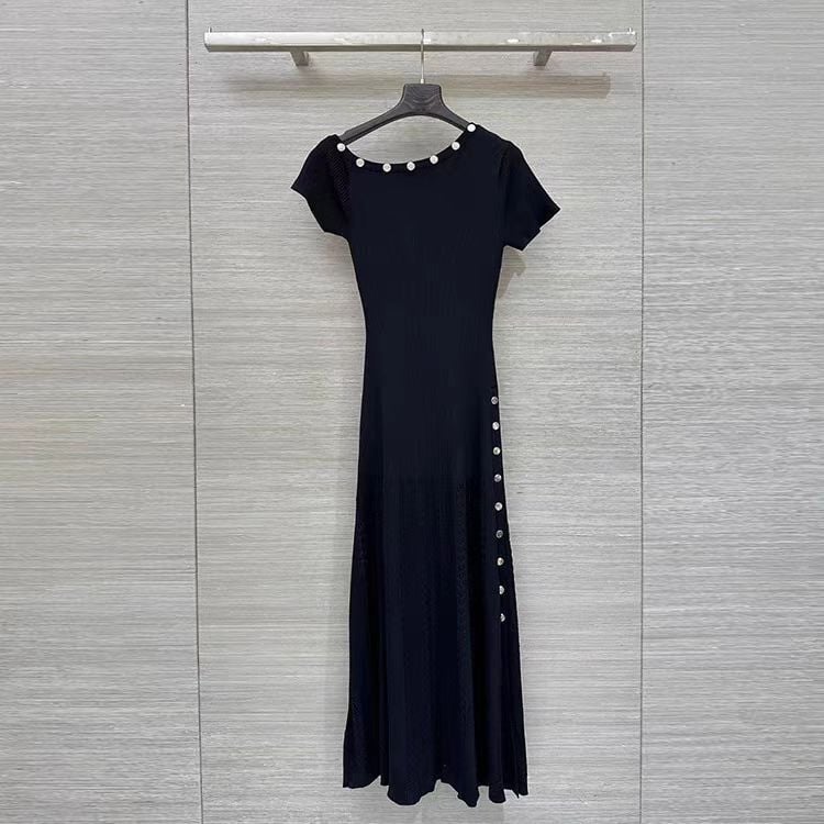 Viszkóz hosszú ruha, magas derék, A-vonalú szabás, ferde gallér csat részlettel, rövid ujjú, elegáns istennő-stílus