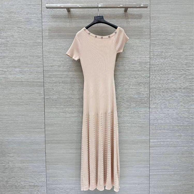 Viszkóz hosszú ruha, magas derék, A-vonalú szabás, ferde gallér csat részlettel, rövid ujjú, elegáns istennő-stílus