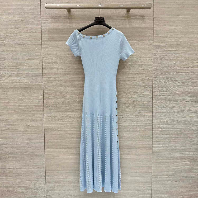 Viszkóz hosszú ruha, magas derék, A-vonalú szabás, ferde gallér csat részlettel, rövid ujjú, elegáns istennő-stílus