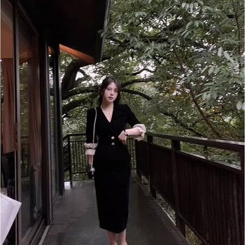 Midi ruha A-vonalú, V-nyakú, középső derekú