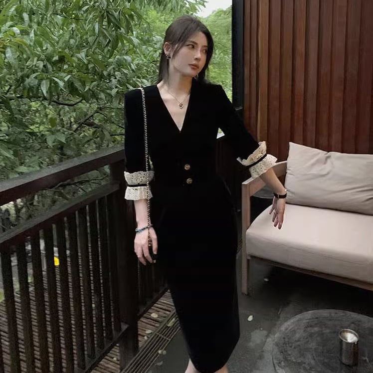 Midi ruha A-vonalú, V-nyakú, középső derekú