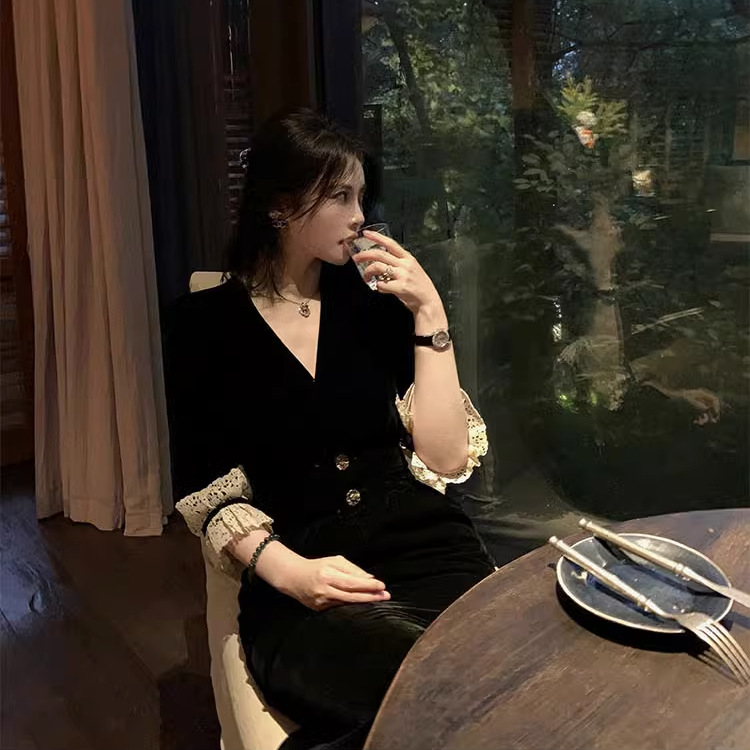 Midi ruha A-vonalú, V-nyakú, középső derekú