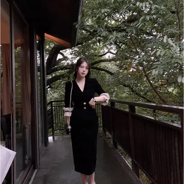 Midi ruha A-vonalú, V-nyakú, középső derekú