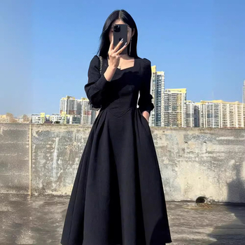 Hepburn-stílusú, derekat kiemelő, A-vonalú hosszú ujjú ruha, négyzet alakú gallérral, poliészter