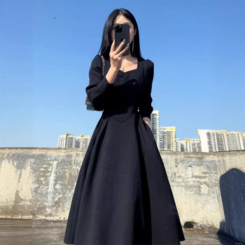 Hepburn-stílusú, derekat kiemelő, A-vonalú hosszú ujjú ruha, négyzet alakú gallérral, poliészter