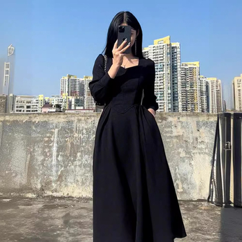 Hepburn-stílusú, derekat kiemelő, A-vonalú hosszú ujjú ruha, négyzet alakú gallérral, poliészter