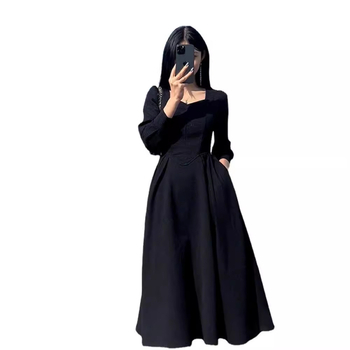 Hepburn-stílusú, derekat kiemelő, A-vonalú hosszú ujjú ruha, négyzet alakú gallérral, poliészter