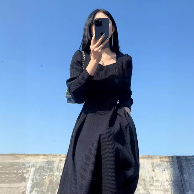 Hepburn-stílusú, derekat kiemelő, A-vonalú hosszú ujjú ruha, négyzet alakú gallérral, poliészter